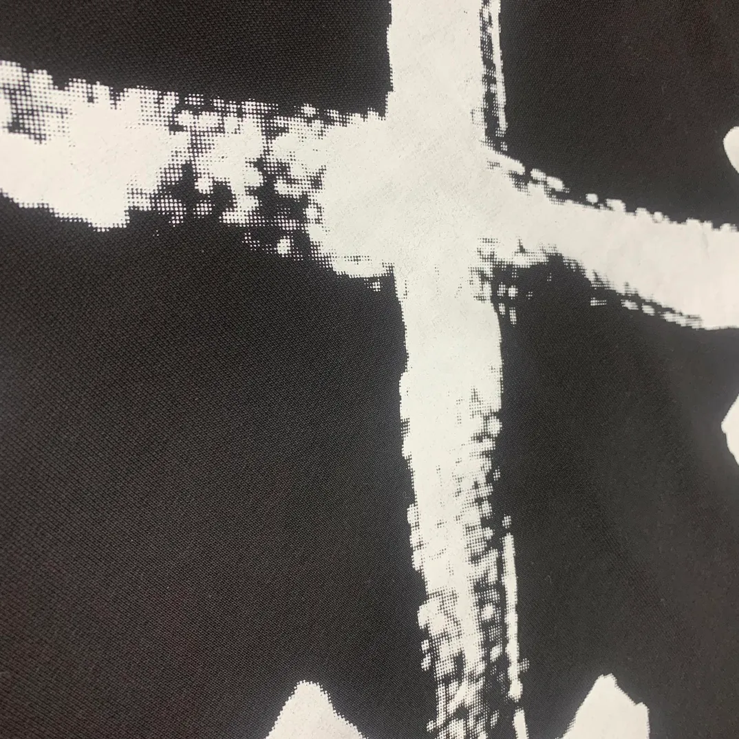 The top tested version of Off-White's new 2023 autumn and winter spray-painted graffiti arrow hooded sweatshirt. The new style adds graffiti elements, adding a touch of literary style to the overall through-style short-sleeved style. This is a typical OFF retro literary style. This is also the first expression of the two cultures since the merger with LV in 2021. The printing adopts screen printing imported glue technology, and the ink dots are even, imitating the natural dynamics of spray paint. The hollows are both dark and light, the transition is smooth, and the gradient effect is visible to the naked eye. The front printing uses the same process. Minimalist letter logo on the chest, OS version, same style for men and women! The 480g cotton texture feels smooth and textured, with full drape.  Color: Black White Size: XS-L P:410